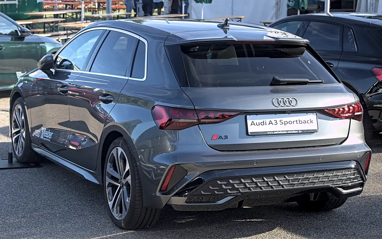 Audi A3 Sportback grise, vue arrière trois quarts