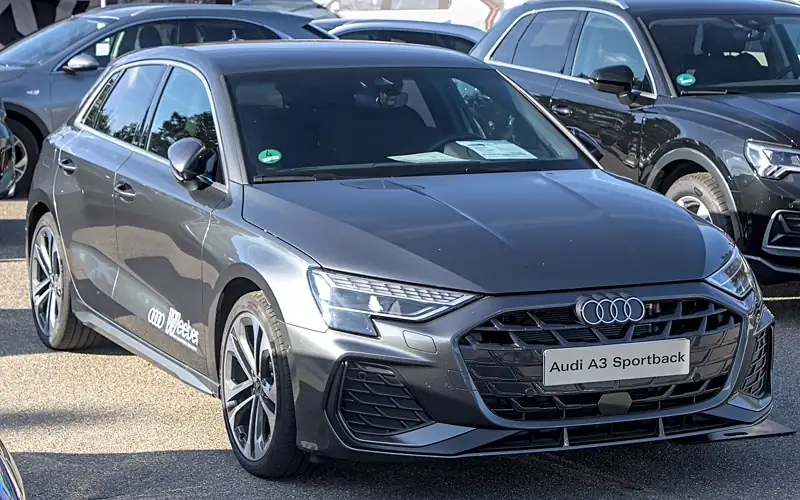Audi A3 Sportback grise, vue avant trois quarts