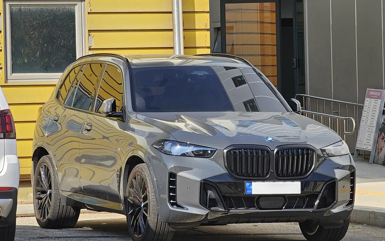 BMW X5 gris, vue de face trois quarts