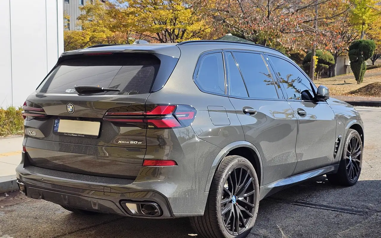 BMW X5 gris, vue arrière trois quarts