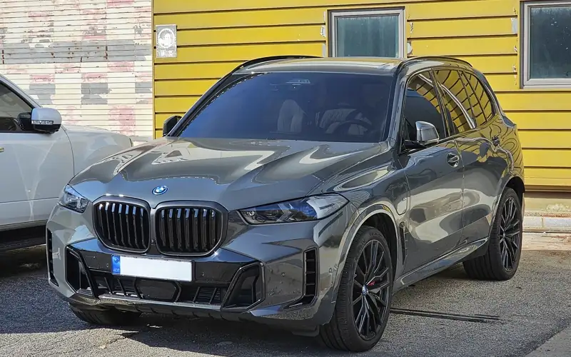 BMW X5 gris, vue avant trois quarts