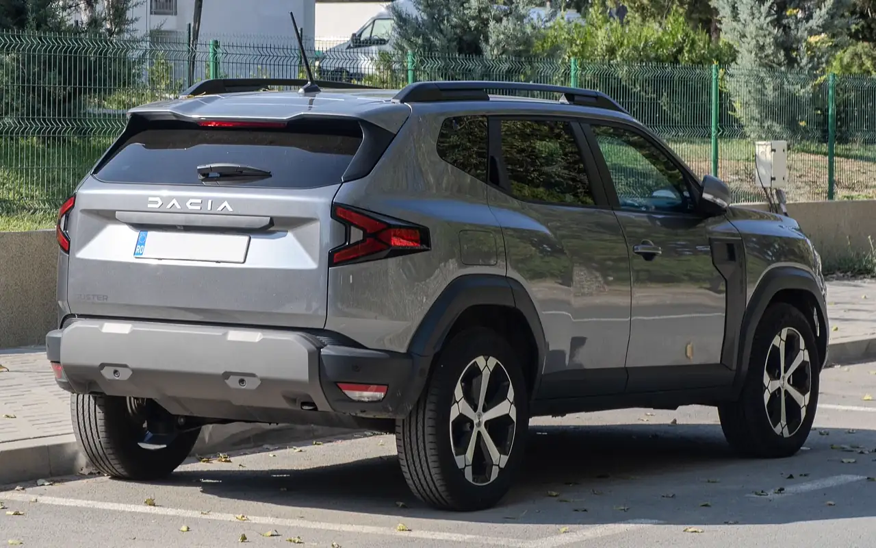 Dacia Duster gris, vue arrière trois quarts
