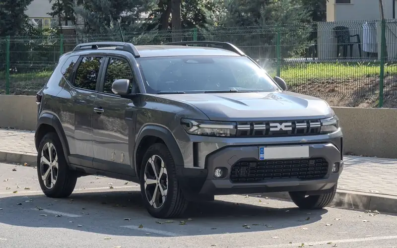 Dacia Duster gris, vue avant trois quarts