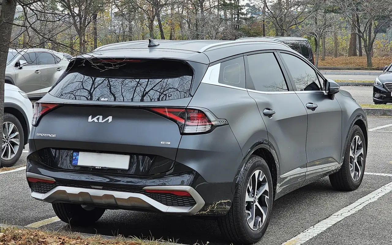 Kia Sportage gris mat, vue arrière trois quarts