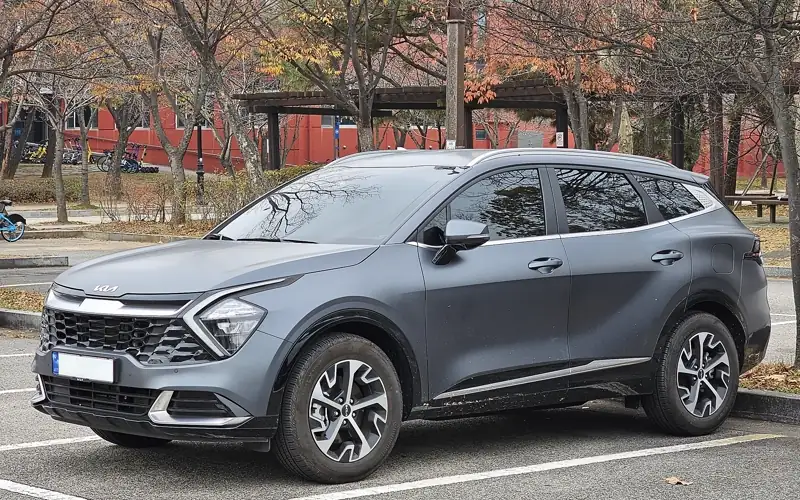 Kia Sportage gris mat, vue avant trois quarts