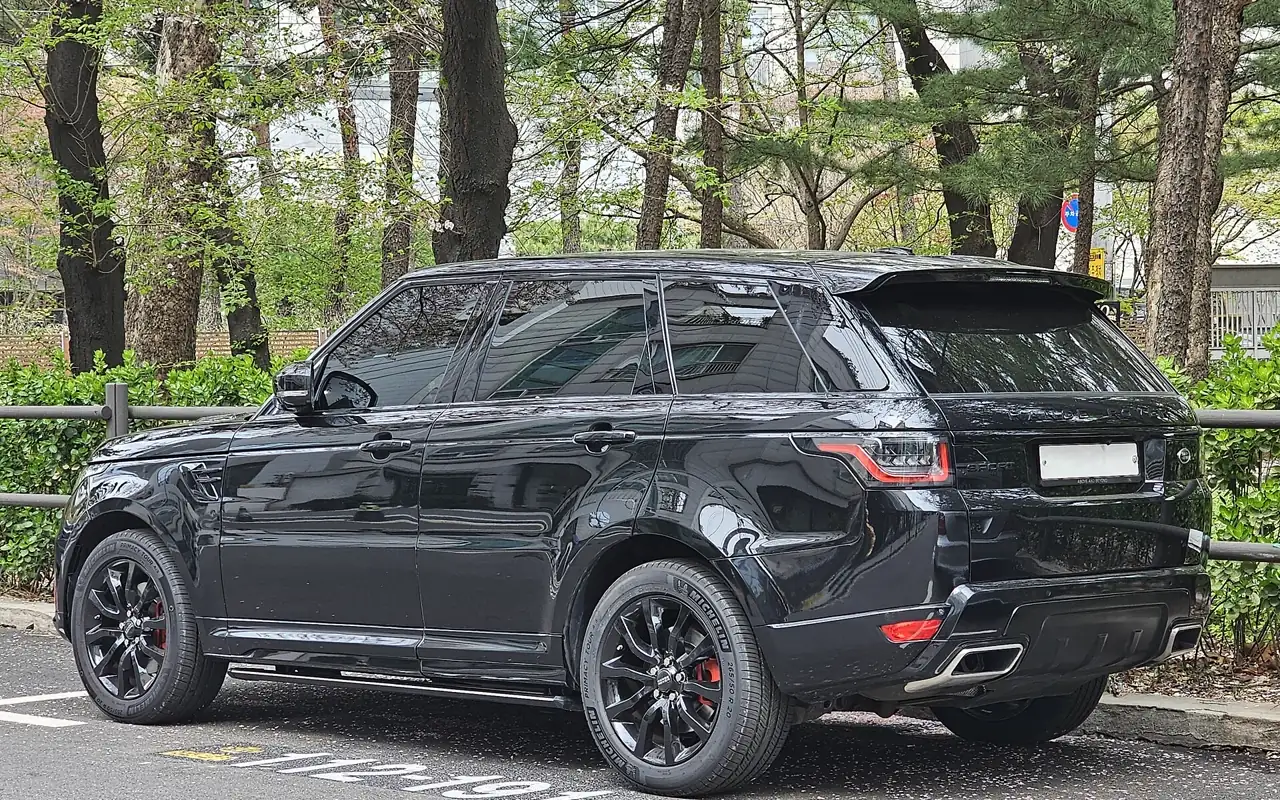 Range Rover Sport noir, vue de profil arrière