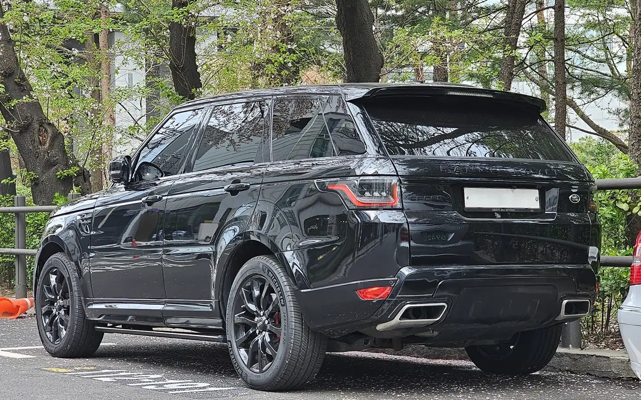 Range Rover Sport noir, vue arrière trois quarts