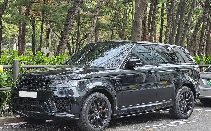 Range Rover Sport noir, vue avant trois quarts
