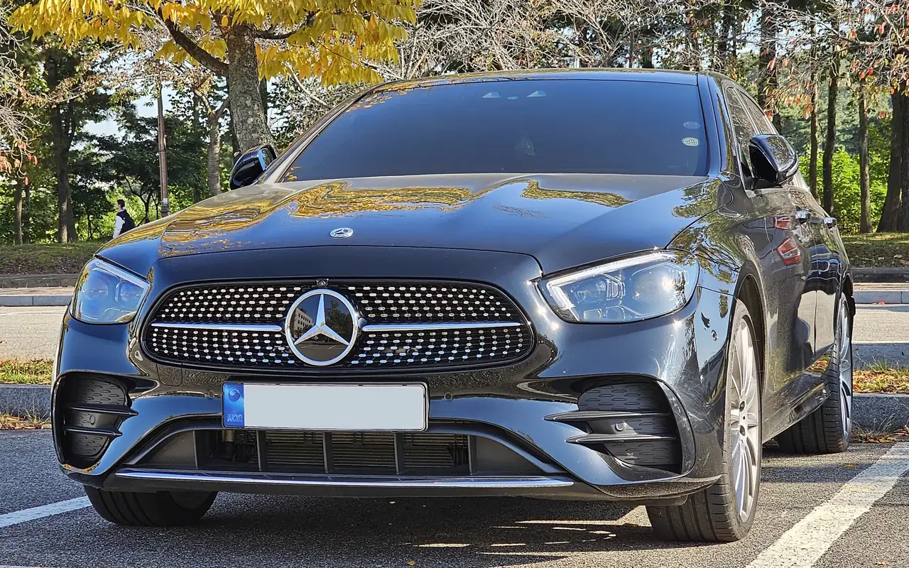 Mercedes-Benz Classe E noire, calandre et phares