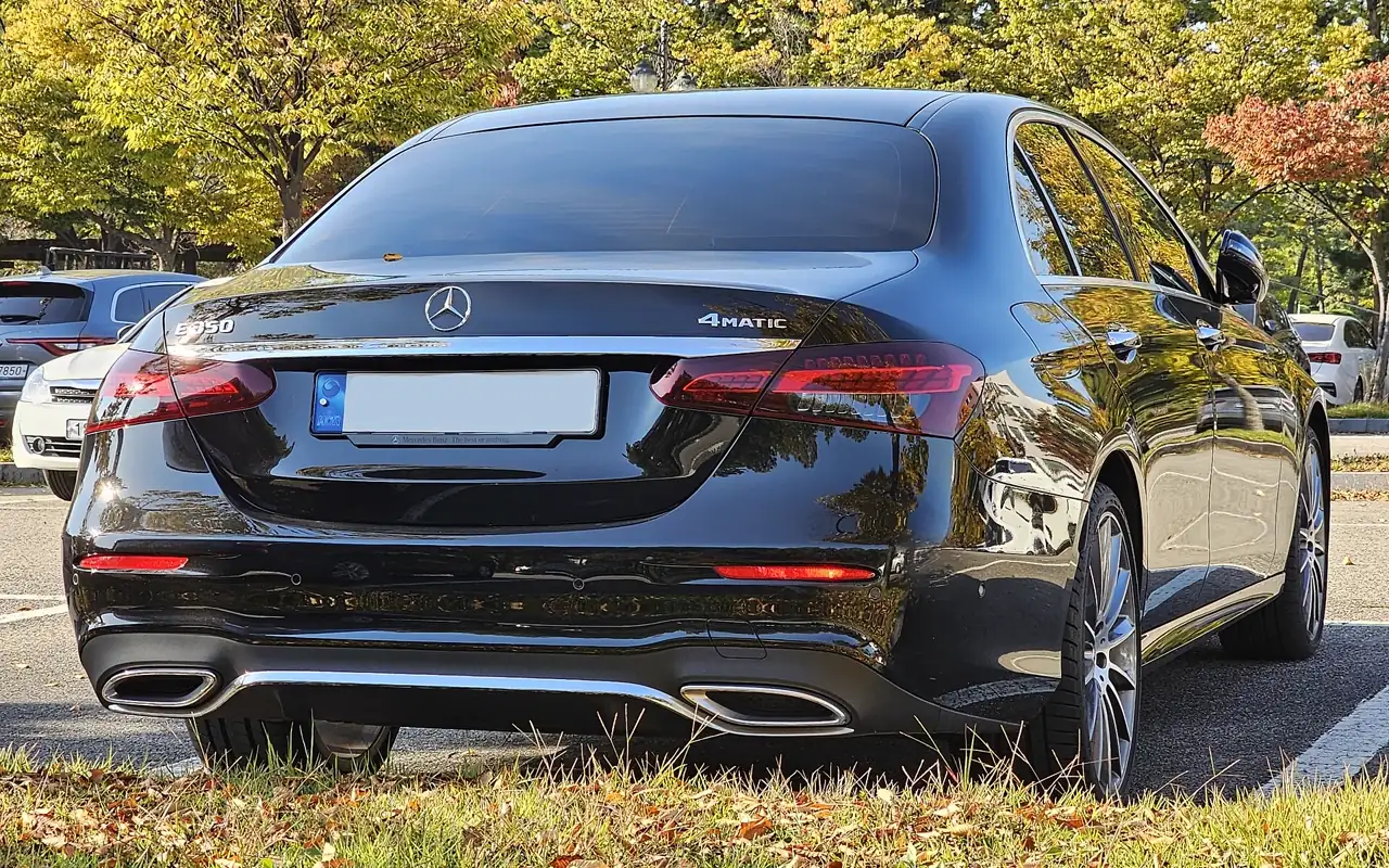 Mercedes-Benz Classe E noire, vue arrière trois quarts
