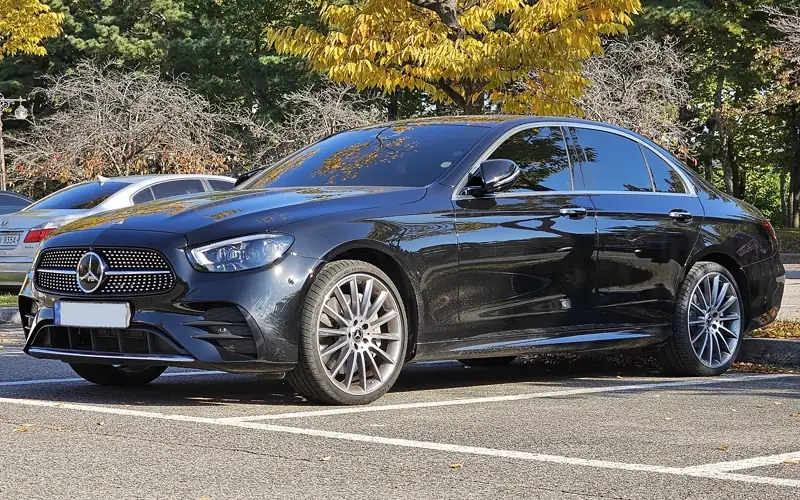 Mercedes-Benz Classe E noire, vue avant trois quarts
