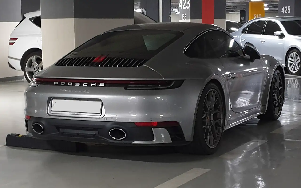Porsche 911 Carrera 4S argent, vue arrière trois quarts