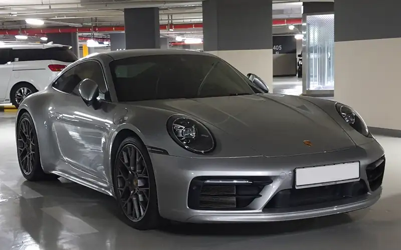 Porsche 911 Carrera 4S argent, vue avant trois quarts