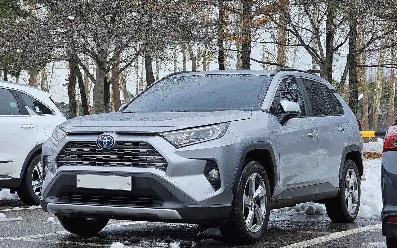 Toyota RAV4 argent, vue de face trois quarts