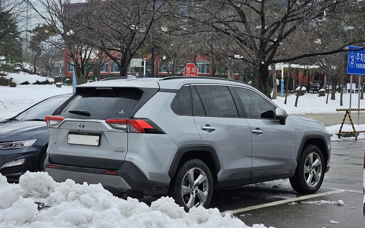 Toyota RAV4 argent, vue arrière trois quarts