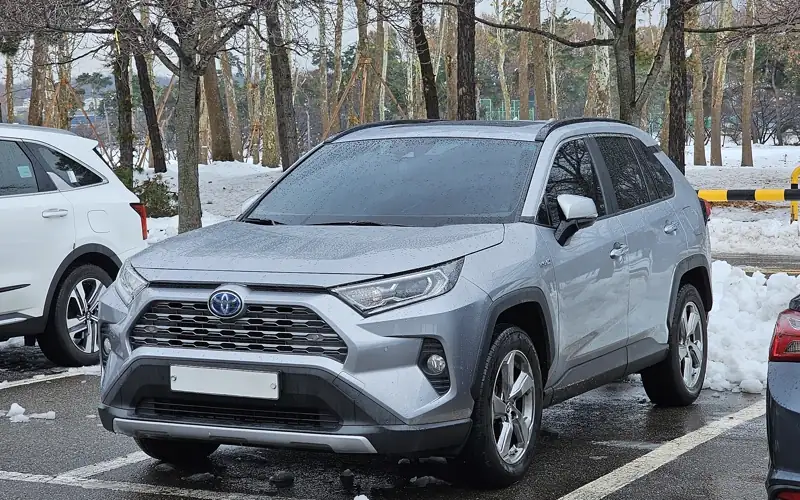 Toyota RAV4 argent, vue avant trois quarts