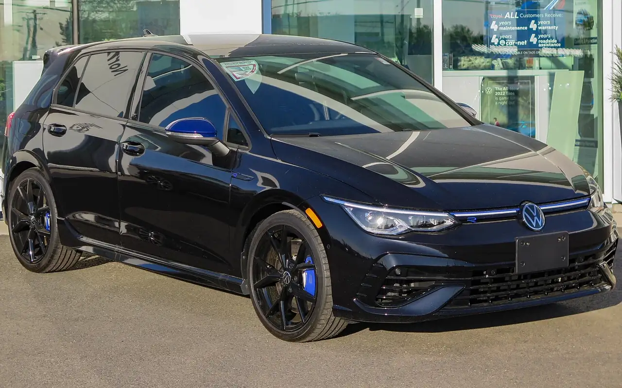 Volkswagen Golf R noire, vue avant trois quarts