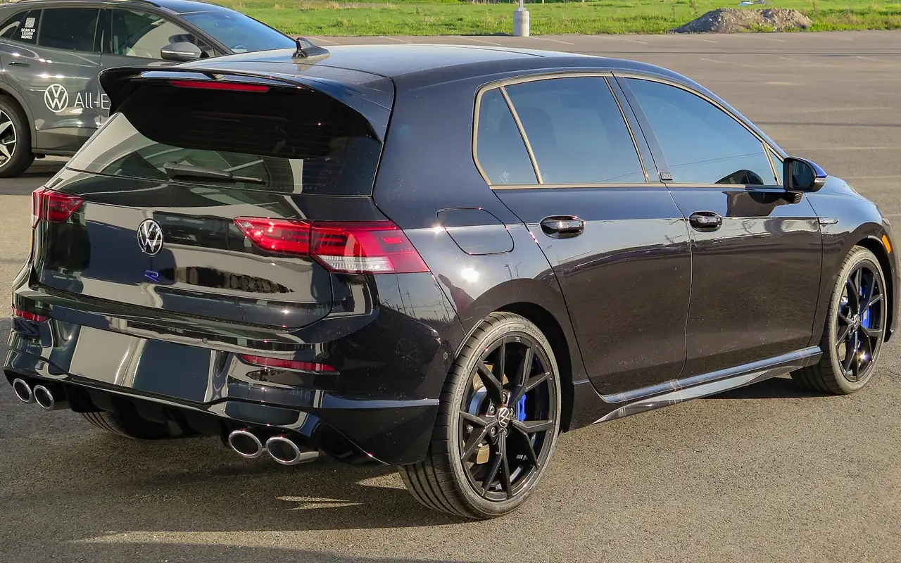 Volkswagen Golf R noire, vue arrière trois quarts