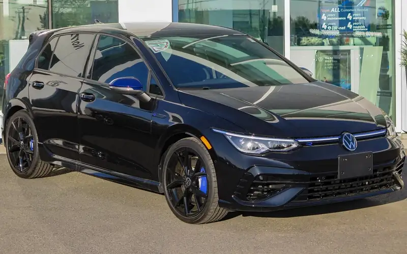 Volkswagen Golf R noire, vue avant trois quarts